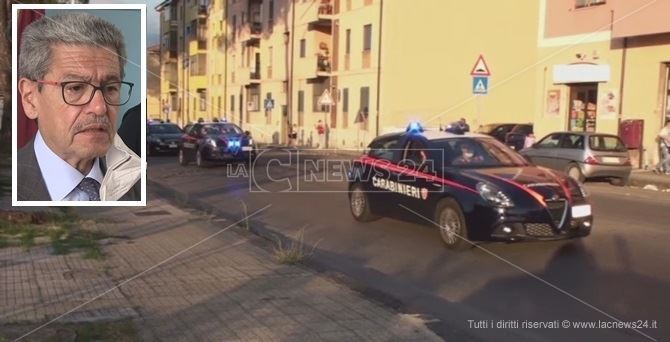 I carabinieri lungo Via degli Stadi a Cosenza. Nel riquadro il Procuratore Mario Spagnuolo